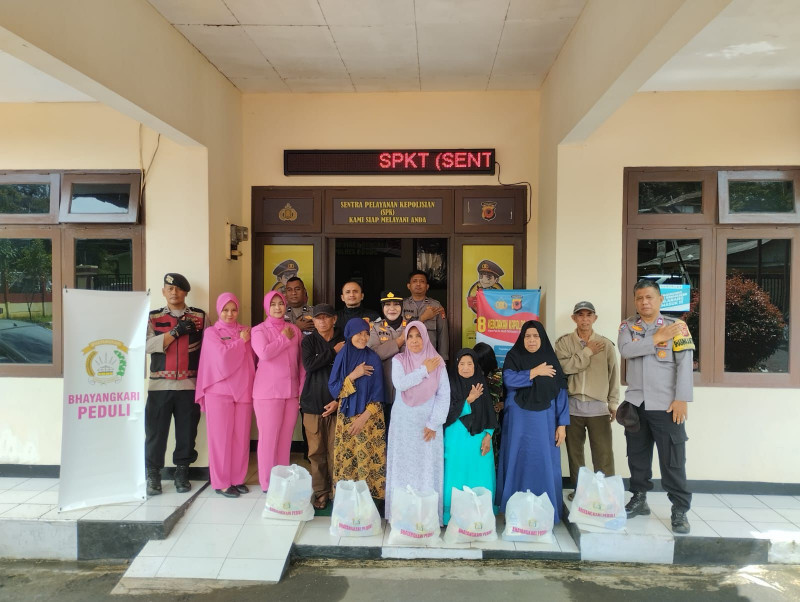 Program Polisi Baik Berbagi, Warga Megamendung Terima Bantuan Sembako