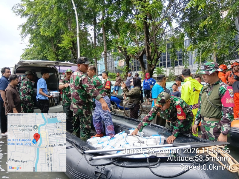 TNI dan Polri Bantu Evakuasi Warga dan Membagikan Nasi Bungkus