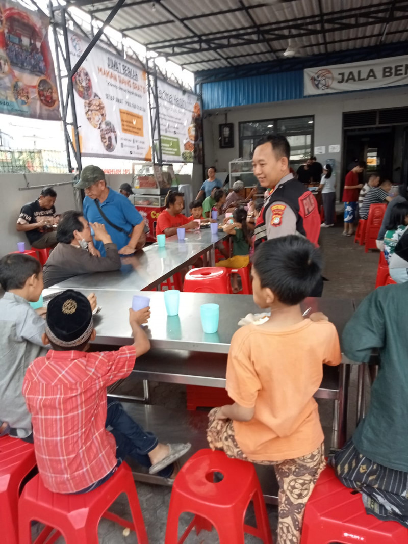 Jum'at Peduli Polsek Metro Penjaringan, Tebar Kehangatan dan Kepedulian untuk Warga di Jala Benaya
