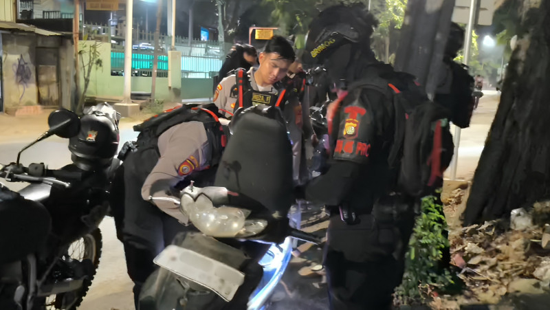 Brimob Metro Jaya Amankan Dua Pemuda usai Temukan STNK Tak Sesuai Nomor Rangka di Cilincing