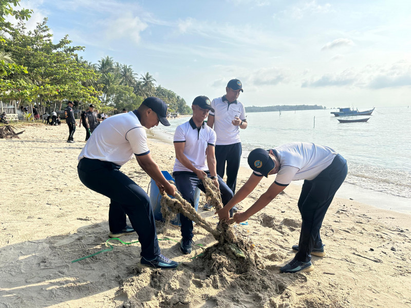Lanal Dabo Singkep Gelar Aksi Bersih Pantai Dalam Program “Pantai Bersih” di Pantai Sekop