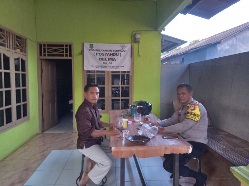 Cegah Warga Terjerat Hutang Fiktif, Bhabinkamtibmas Jatisampurna Gencarkan Edukasi Bahaya Pinjol Ilegal