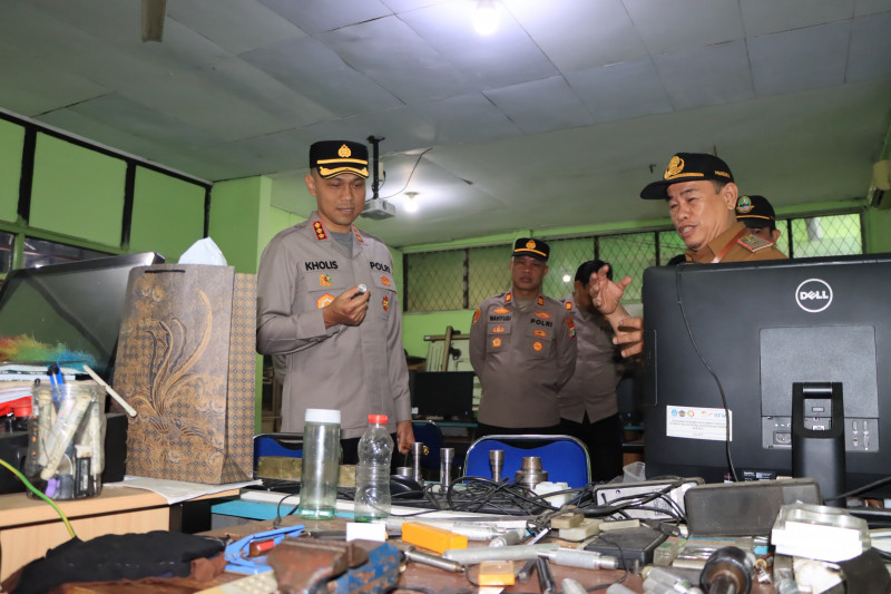 Kapolres Metro Bekasi Kota Kunjungi SMKN 1 Kota Bekasi, Berikan Motivasi Belajar dan Ajak Siswa Jauhi Narkoba serta Tawuran