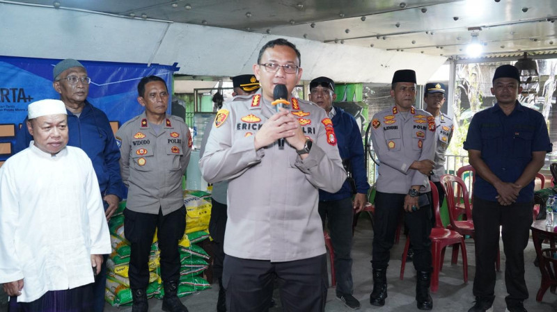 Kapolres Metro Jakarta Utara Salurkan Bantuan Beras dalam Program Jumat Peduli di Sungai Bambu