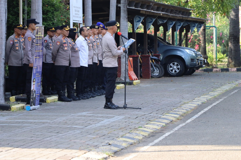 Wakapolres  Kepulauan Seribu Pimpin Apel Pagi, Tekankan Pelayanan Humanis dan Zero Pungli