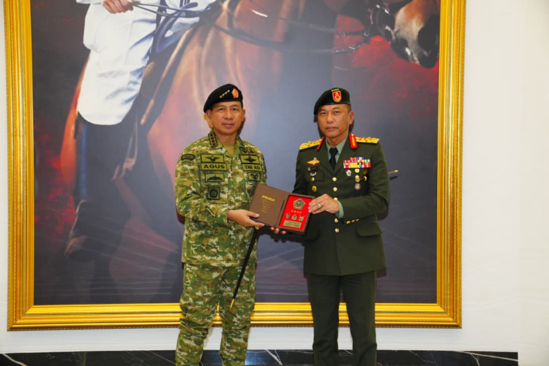 Pererat Kemitraan Strategis, Panglima TNI Terima Courtesy Call Panglima Angkatan Tentera Malaysia