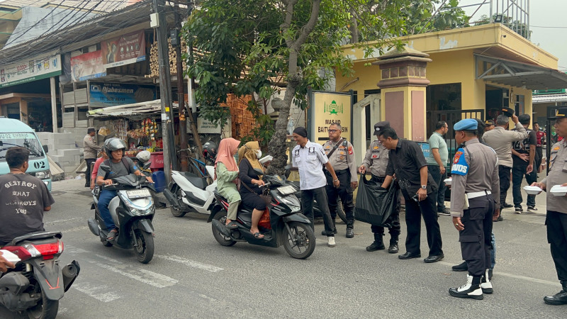 Polsek Koja Tebar Kepedulian, Bagikan 50 Nasi Bungkus kepada Warga Lewat Jumat Peduli