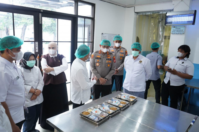 Kapolres Metro Jakarta Utara Sambut Kunjungan Menko Pangan Zulkifli Hasan di SPPG Pegangsaan Dua