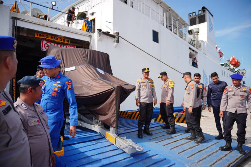 Kapal MV Egon Tiba di Pelabuhan Krueng Geukueh Kapolres Lhokseumawe Terima Bantuan Polri