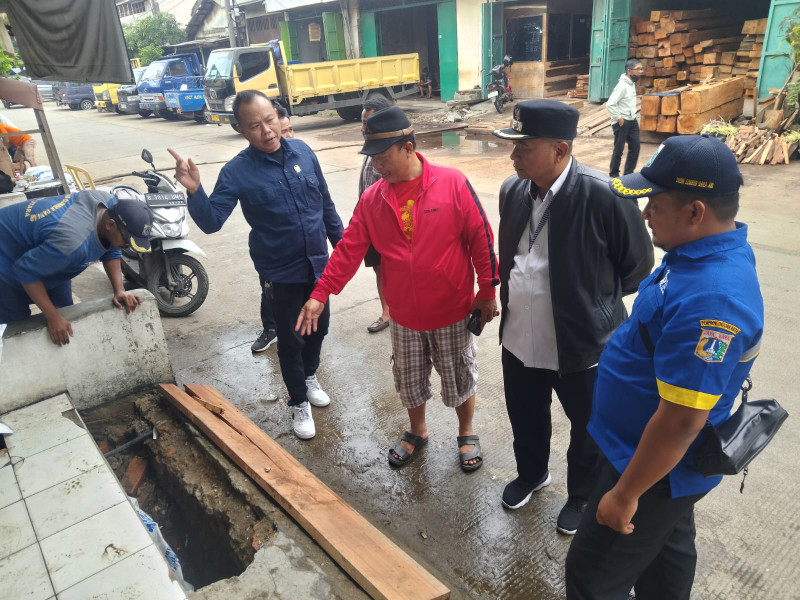 Lurah Kalibaru Gerecep Tindaklanjuti Aduan Warga, Saluran Air RW 08 Kembali Lancar