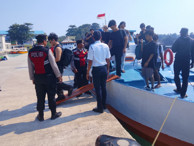 Jakarta On The Spot, Polisi Humanis Bantu Penumpang di Dermaga dan Sosialisasikan Layanan Polisi 110