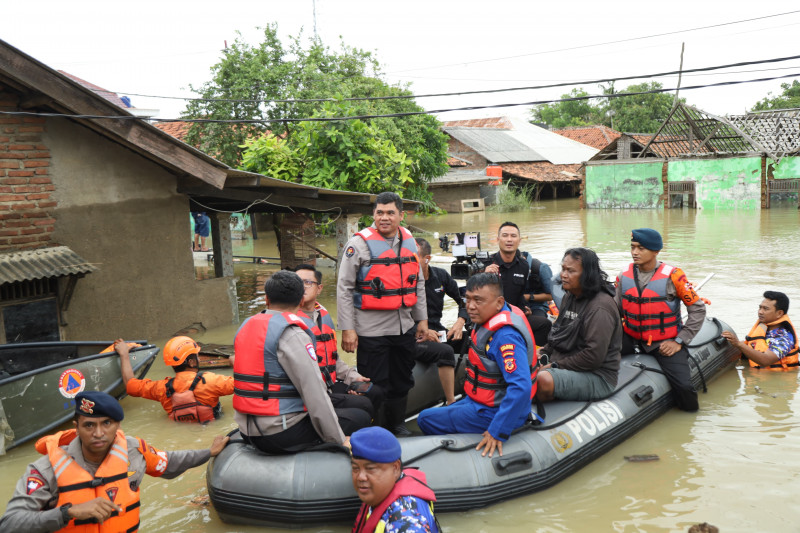 Antisipasi Pencurian Rumah dan Konsleting Listrik saat Banjir, Polda Jabar Intesifkan Patroli di Karangligar Karawang
