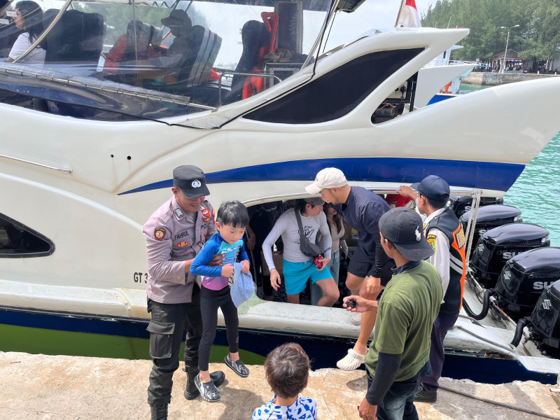 Polisi Humanis Amankan Dermaga Pulau Penduduk Cegah Narkoba dan Miras Masuk