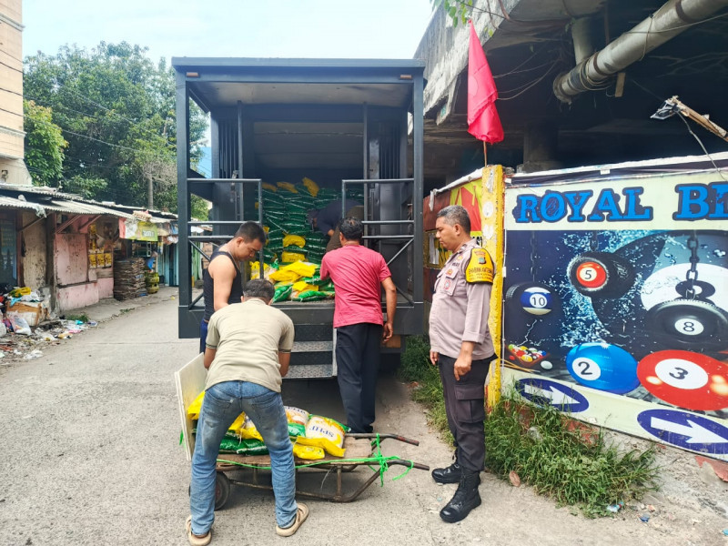Polsek Metro Penjaringan Distribusikan Beras Murah SPHP Bulog untuk Warga