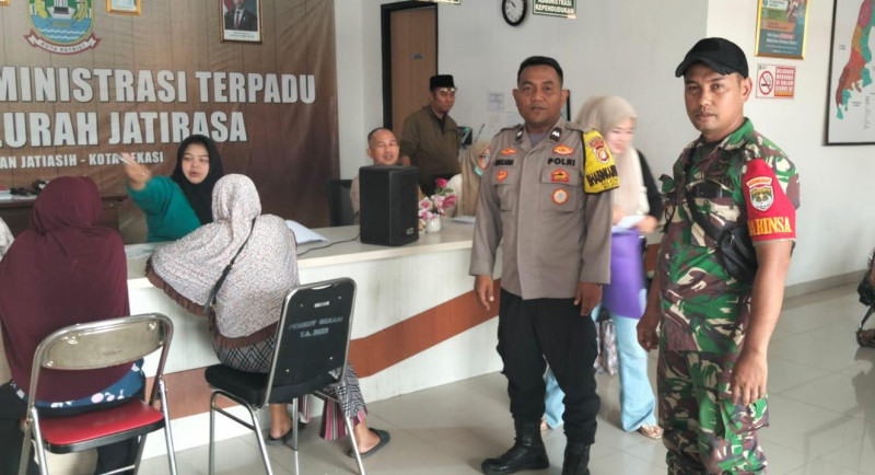 Sinergi TNI-Polri, Babinsa dan Bhabinkamtibmas Kawal Distribusi Bansos untuk Ribuan Warga Jatirasa