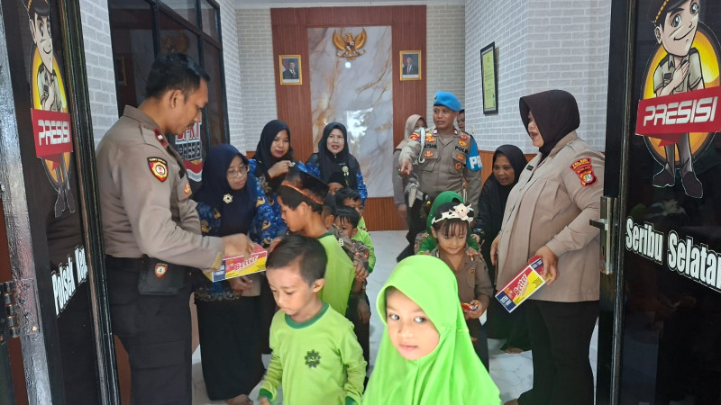Polsek Kepulauan Seribu Selatan Kenalkan Profesi Polisi kepada Anak TK Ar-Rahman Pulau Tidung