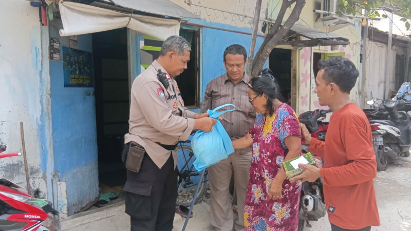 Kapolda Metro Jaya Salurkan 15 Paket Bantuan Sosial untuk Warga Slum Area Kampung Beting Koja