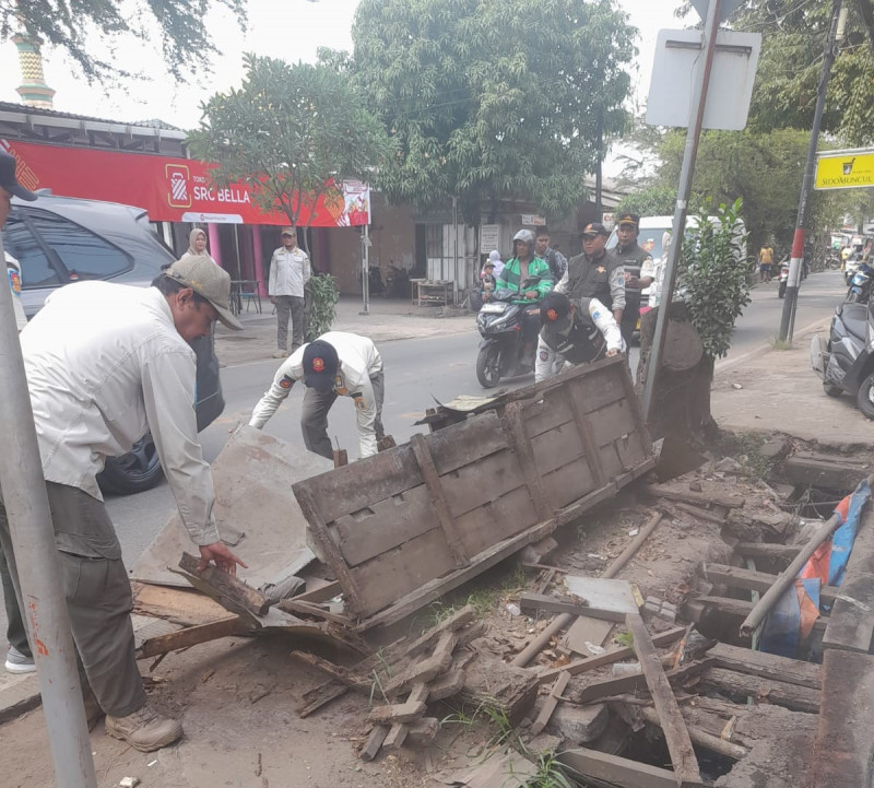 Satpol PP Cilincing Tertibkan PKL di Marunda, Tegaskan Komitmen Jaga Ketertiban Umum