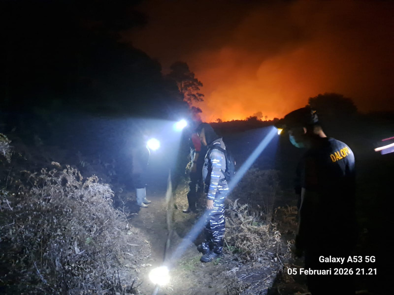 Pos TNI Angkatan Laut Bengkalis Bersama Damkar dan Warga Berhasil Padamkan Kebakaran Lahan di Desa Kelebuk