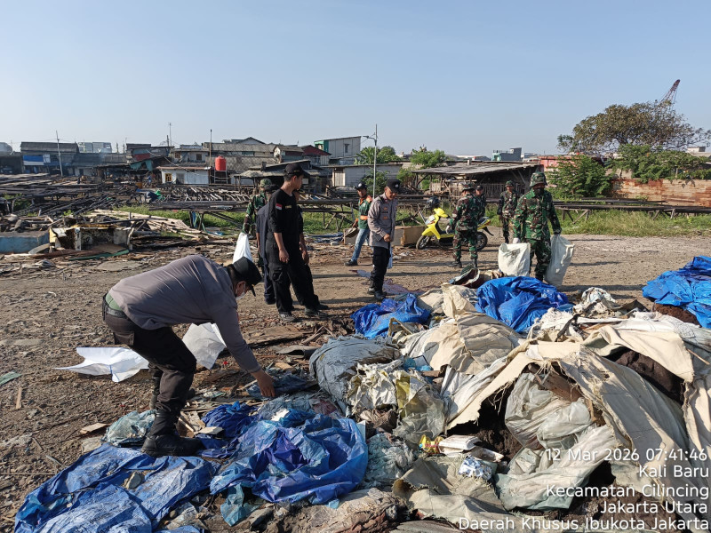 Kerja Bakti Nasional di Pesisir Kalibaru, Ratusan Personel Turun Bersihkan Lingkungan Pantai Cilincing