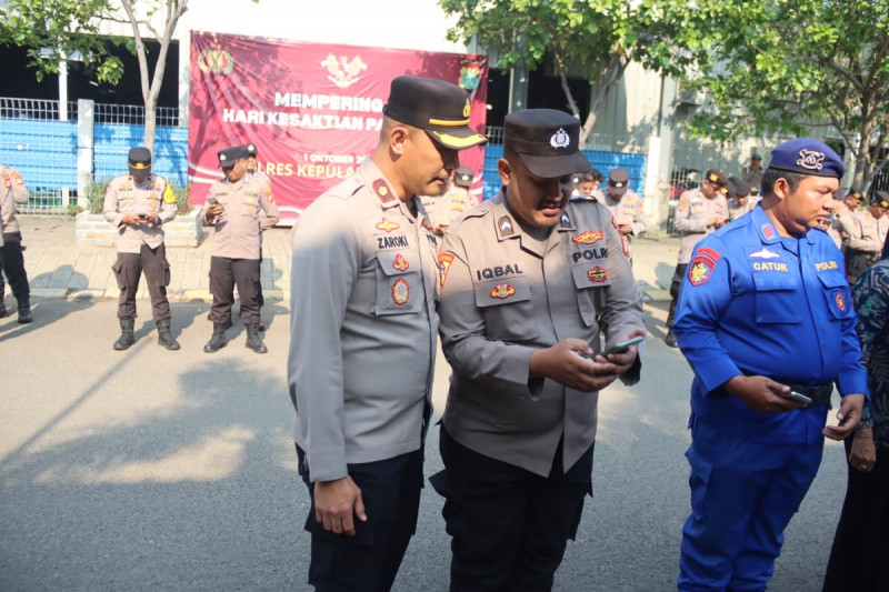 Cegah Hedonisme dan Judi Online Wakapolres Kepulauan Seribu Pimpin Pemeriksaan Handphone Anggota