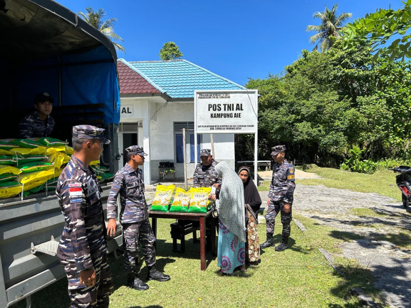 Lanal Simeulue Distribusikan Beras SPHP Kepada Masyarakat Pesisir di Kepulauan Simeulue Provinsi Aceh