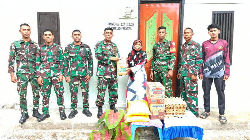 Dansatgas TMMD Ke-127 Kodim 1514/Morotai Berikan Santunan Sembako kepada Warga Desa Mandiri