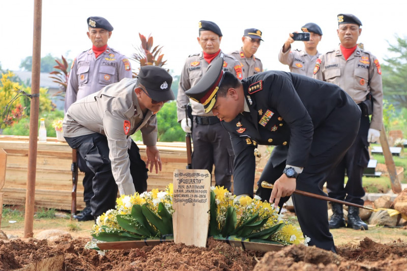 Polres Metro Bekasi Kota Lepas AKP Sugiarto dengan Upacara Kedinasan Penuh Penghormatan