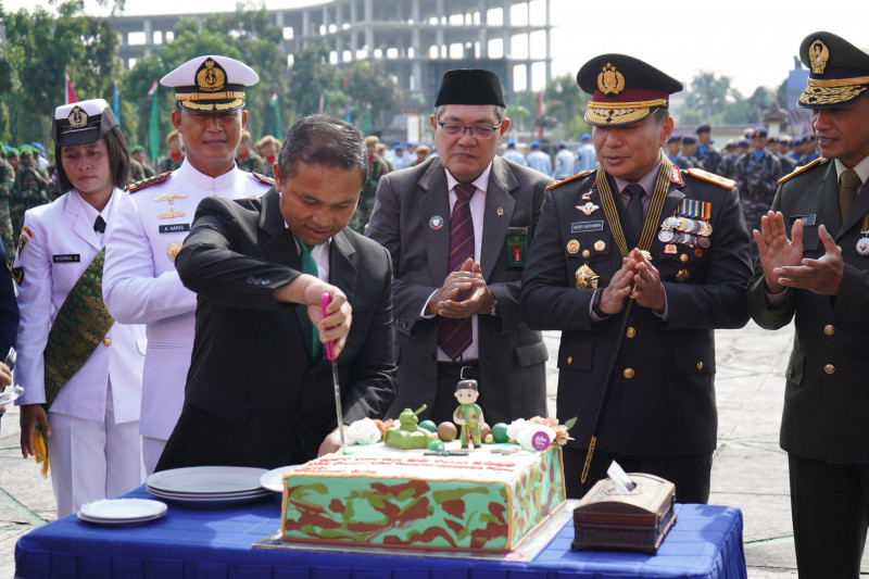 Refleksi Delapan Dekade Pengabdian, Danlanal Dumai Hadiri Upacara Peringatan HUT Ke 80 TNI di Pekanbaru