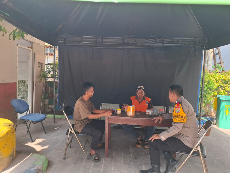 Menjaga Pulau Wisata Tetap Aman, Bhabinkamtibmas Pulau Tidung Sambangi Warga Ajak Jaga Kamtibmas Selama Ops Lilin 2025