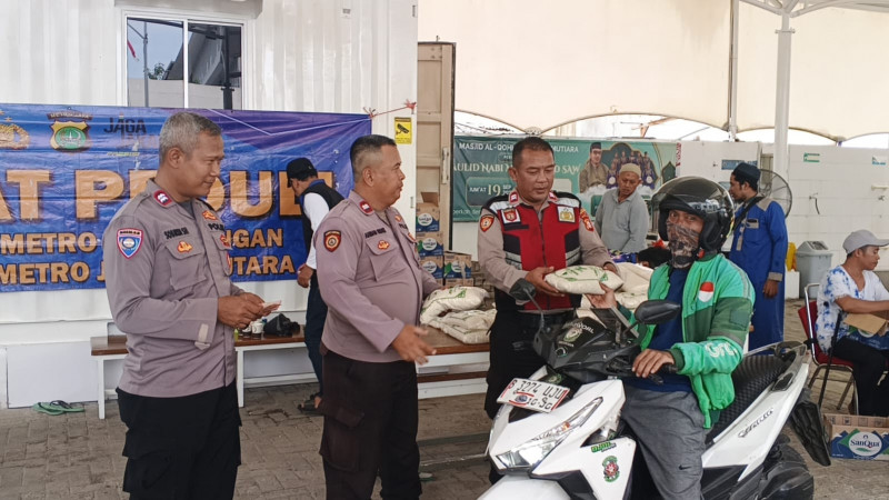 Polsek Penjaringan Gelar Bakti Sosial di Masjid Al-Qohar: 500 Paket Sembako Dibagikan untuk Pengemudi Ojol