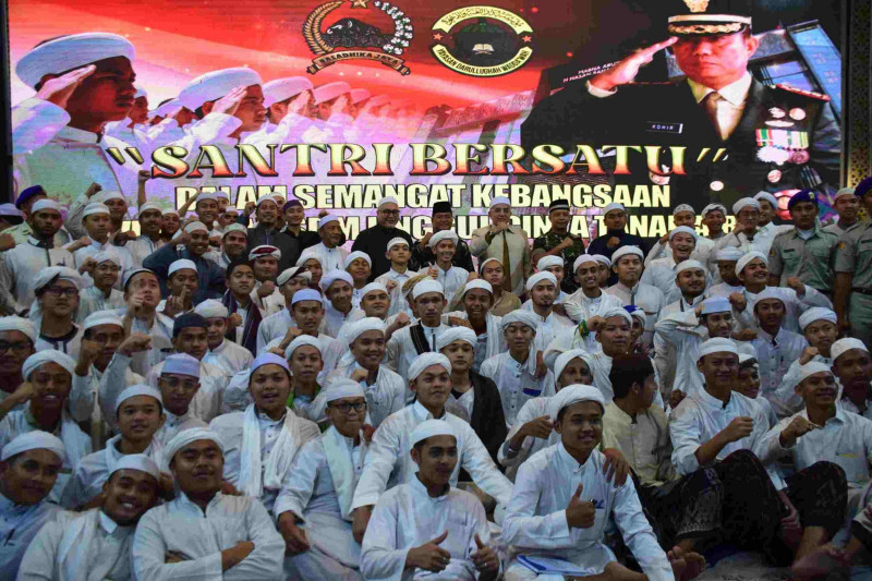 Danrem 083/Baladhika Jaya Beri Penguatan Kebangsaan Kepada Ribuan Santri Dalwa di Pasuruan