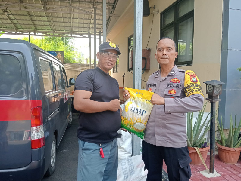 Polri Gelar Gerakan Pangan Murah Bersama Bulog Warga Antusias Beli Beras SPHP