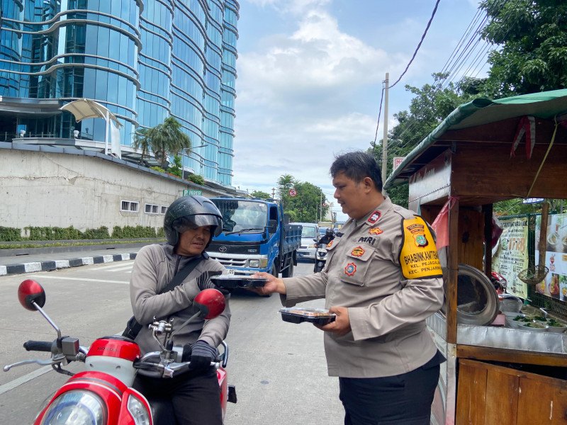 Polsek Metro Penjaringan Gelar Jumat Berkah Bagikan Makanan Siap Saji untuk Warga dan Pengemudi