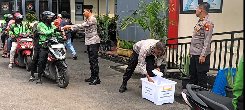 Polsek Kelapa Gading Bagikan 50 Nasi Kotak kepada Ojol, Perkuat Sinergi Kamtibmas