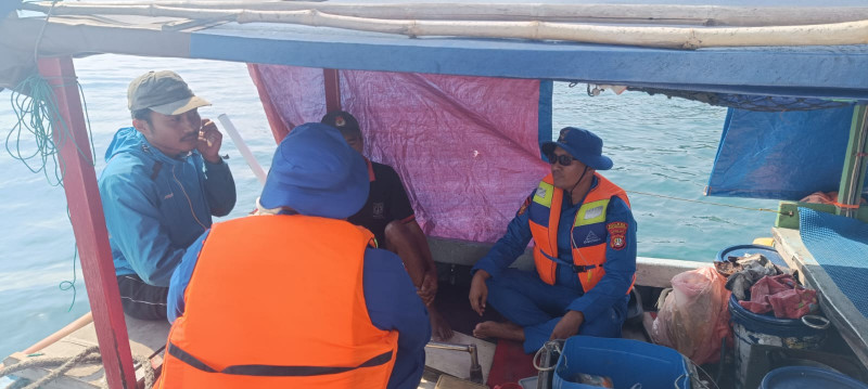Jakarta On The Spot, Satpolairud Polres Kepulauan Seribu Sambangi Nelayan, Imbau Keselamatan Melaut dan Sosialisasikan Layanan Polisi 110