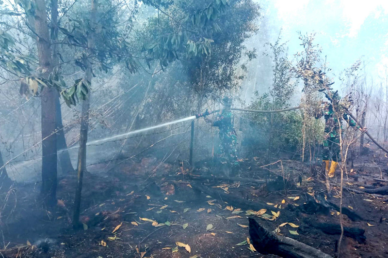 Gambut Jadi Medan Tempur, Satgas Darat Lanud Sjamsudin Noor Pantang Pulang Sebelum Bara Terkendali