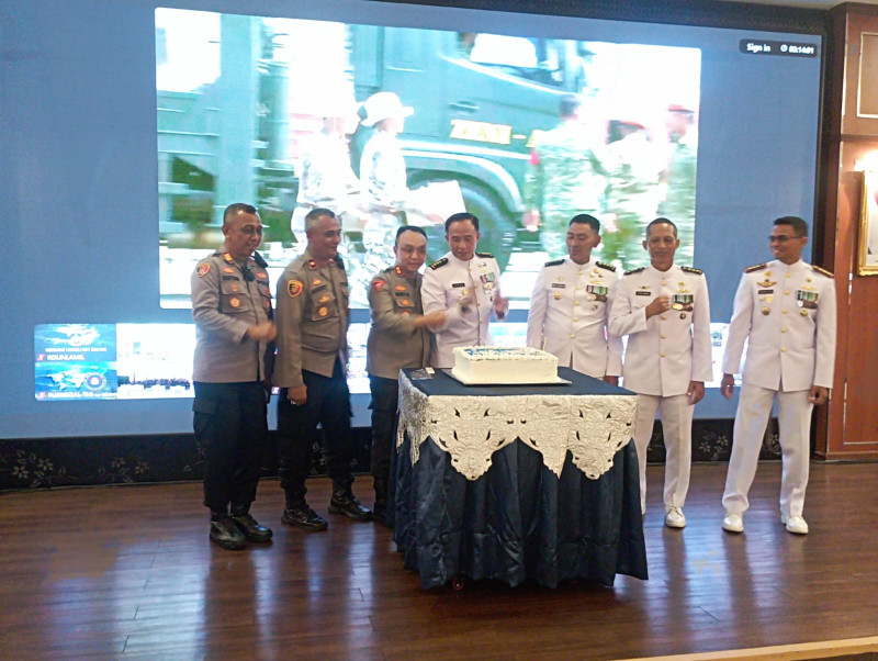 Polres Metro Jakarta Utara dan Polsek Koja Gelar Surprise Party Ucapkan Selamat HUT TNI Ke 80 di Mako Kolinlamil