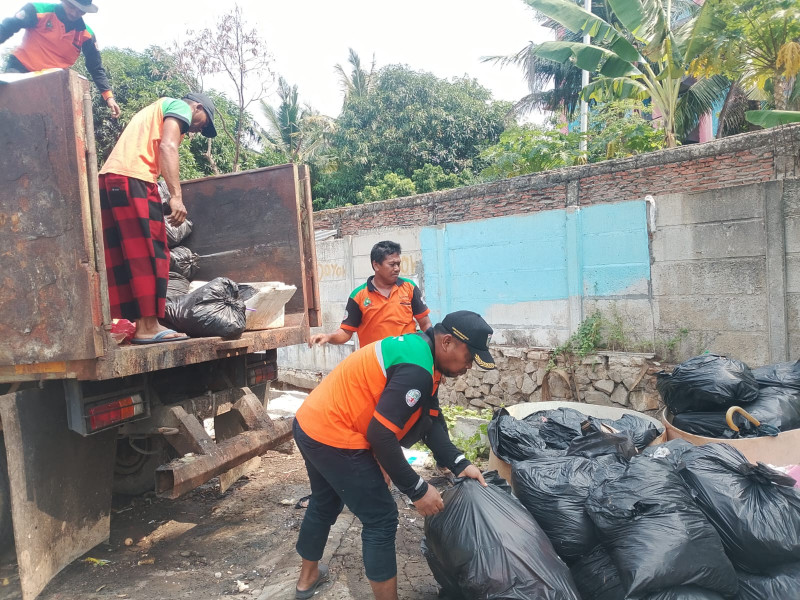 Sudin LH Jakarta Barat Gercep Tangani Sampah Yang Menumpuk di Taman Palem Lestari Cengkareng Barat