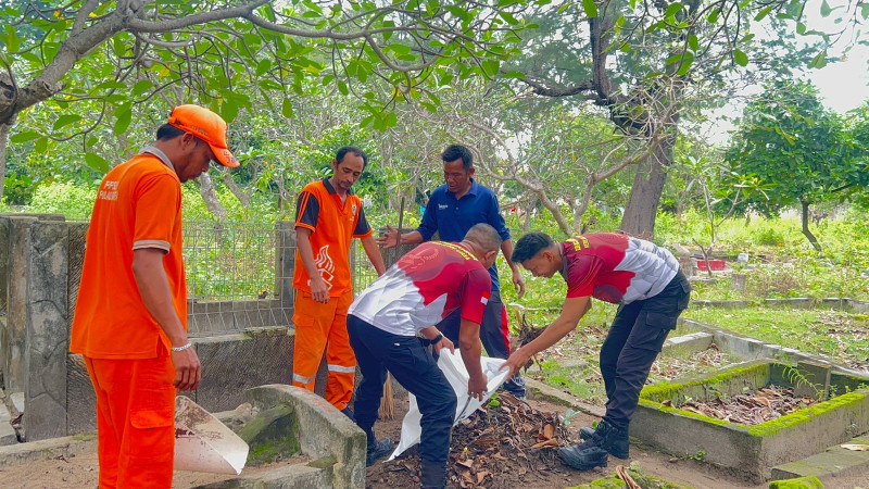Polsek Kepulauan Seribu Utara Gelar Korve Jum’at Bersih Bersama Stakeholder di Wilayah Kepulauan Seribu Utara