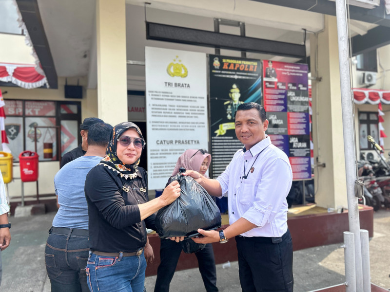 Jumat Peduli, Polsek Koja Bagikan 100 Paket Sembako untuk Warga
