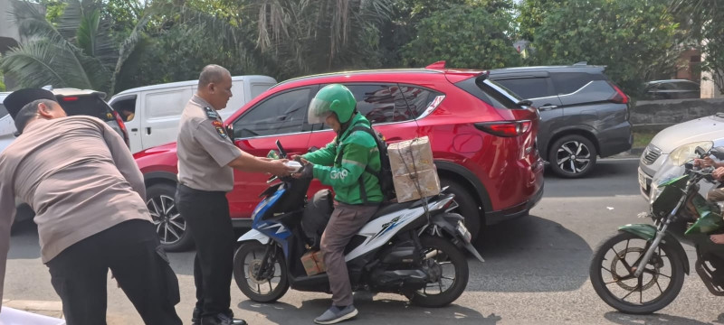 Polsek Kelapa Gading Bagikan 50 Nasi Kotak kepada Ojol dan Warga dalam Program Jumat Peduli