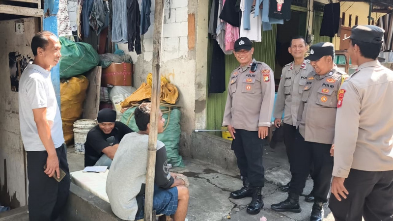 Polsek Pademangan Intensifkan Patroli Jalan Kaki di Permukiman Warga, Antisipasi Gangguan Kamtibmas