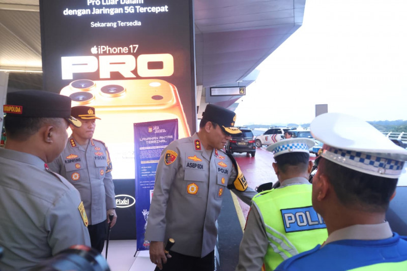 Kapolda Metro Jaya Cek Kesiapan Pengamanan Nataru di Bandara Soetta, Layanan Antar Terminal Disiagakan