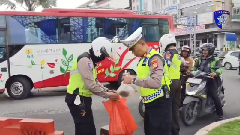Kepedulian Unit Turjawali Lantas Polres Metro Bekasi Kota Berbagi Takjil Gratis