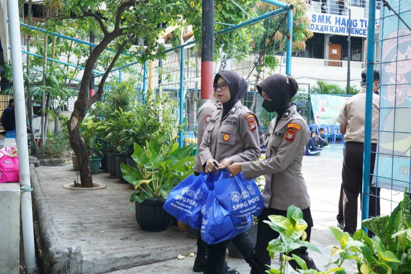 Polisi Distribusikan 1.377 Paket Makan Bergizi Gratis ke Ribuan Pelajar di Jakarta Utara