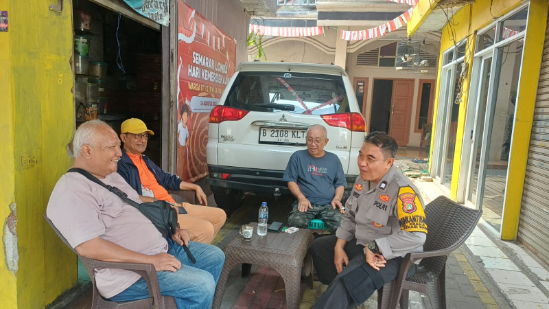 Bhabinkamtibmas Kranji Polsek Bekasi Barat Patroli Sambangi Warga, Pastikan Wilayah Aman