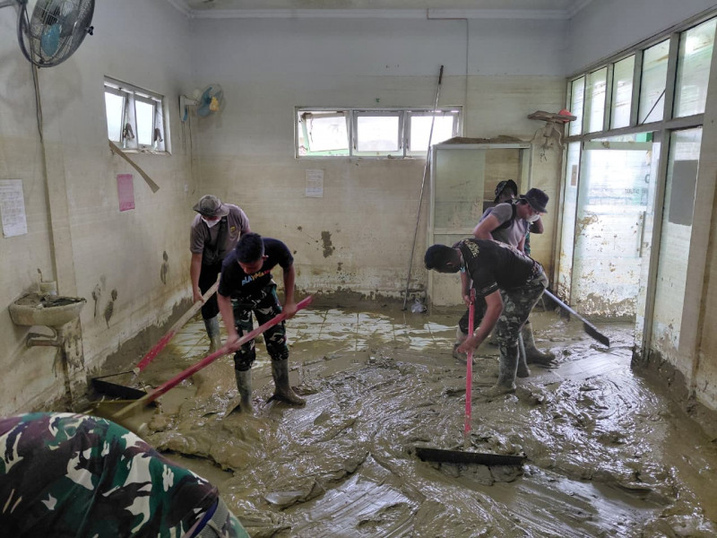 Sinergitas TNI - Polri Bersihkan Puskesmas Kuala Simpang Pasca Banjir
