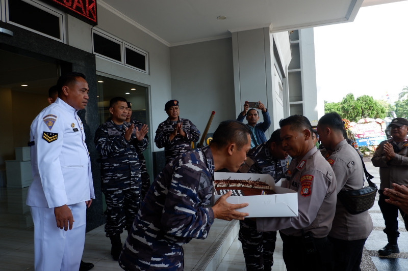 Polres Metro Jakarta Utara dan Polsek Pademangan Berikan Ucapan Selamat HUT TNI AL ke-80 di Mako Kodaeral lll