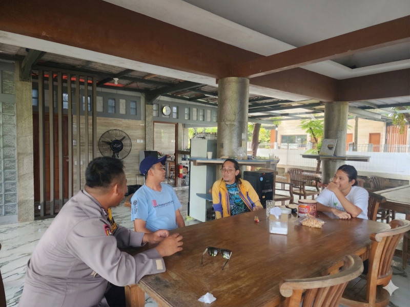 Bhabinkamtibmas Pulau Pramuka Intensifkan Sambang Warga, Perkuat Sinergitas Jaga Kamtibmas dan Sosialisasikan Layanan 110